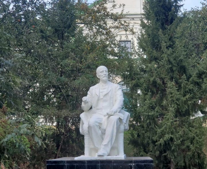 Памятник Мичурину